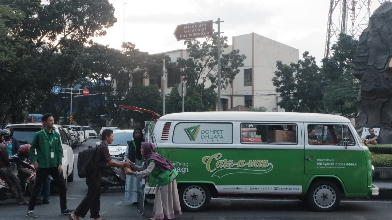 You are currently viewing Gulirkan Care A Van Selama Ramadhan, Dompet Dhuafa Jabar Siap Berbagi Makanan Berbuka di Bandung Raya