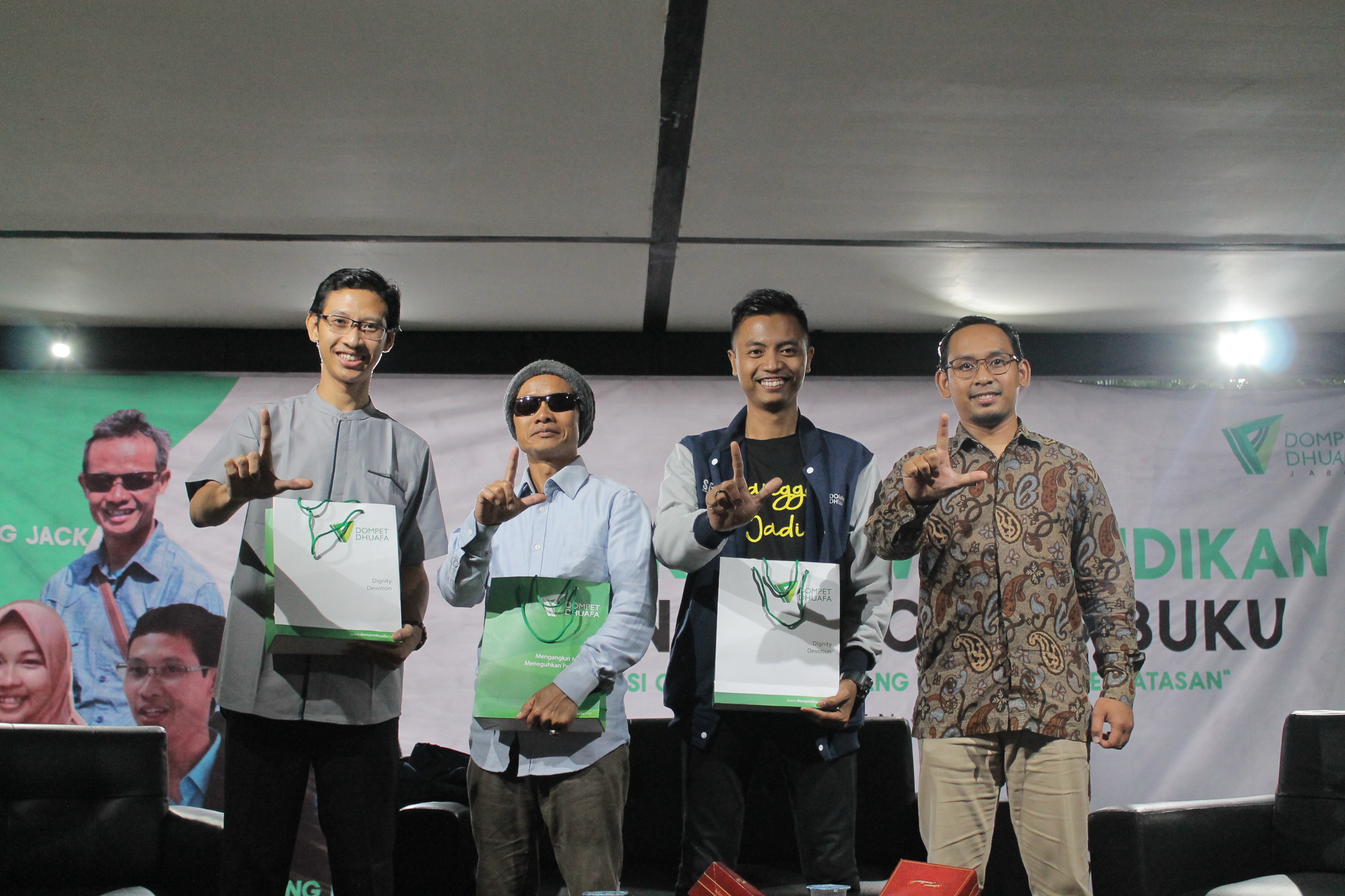 Read more about the article Refleksi Hari Guru Nasional, Dompet Dhuafa Jabar Launching Buku Kumpulan Essay Guru