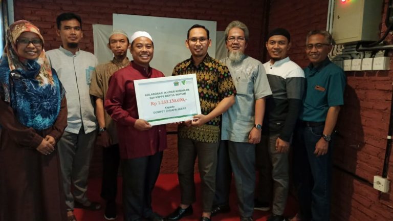 Read more about the article Dompet Dhuafa Jabar Terima Donasi Zakat 1,2 Miliar dari KSPPS Baytul Ikhtiar di Penghujung Tahun 2019