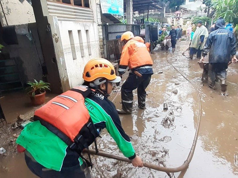 You are currently viewing Dompet Dhuafa Jabar Respon Cepat Banjir di Kabupaten Bandung Barat
