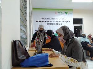 Read more about the article Dompet Dhuafa Jabar dan BAZMA Asset 3 Pertamina Gulirkan Program Pelatihan Menjahit