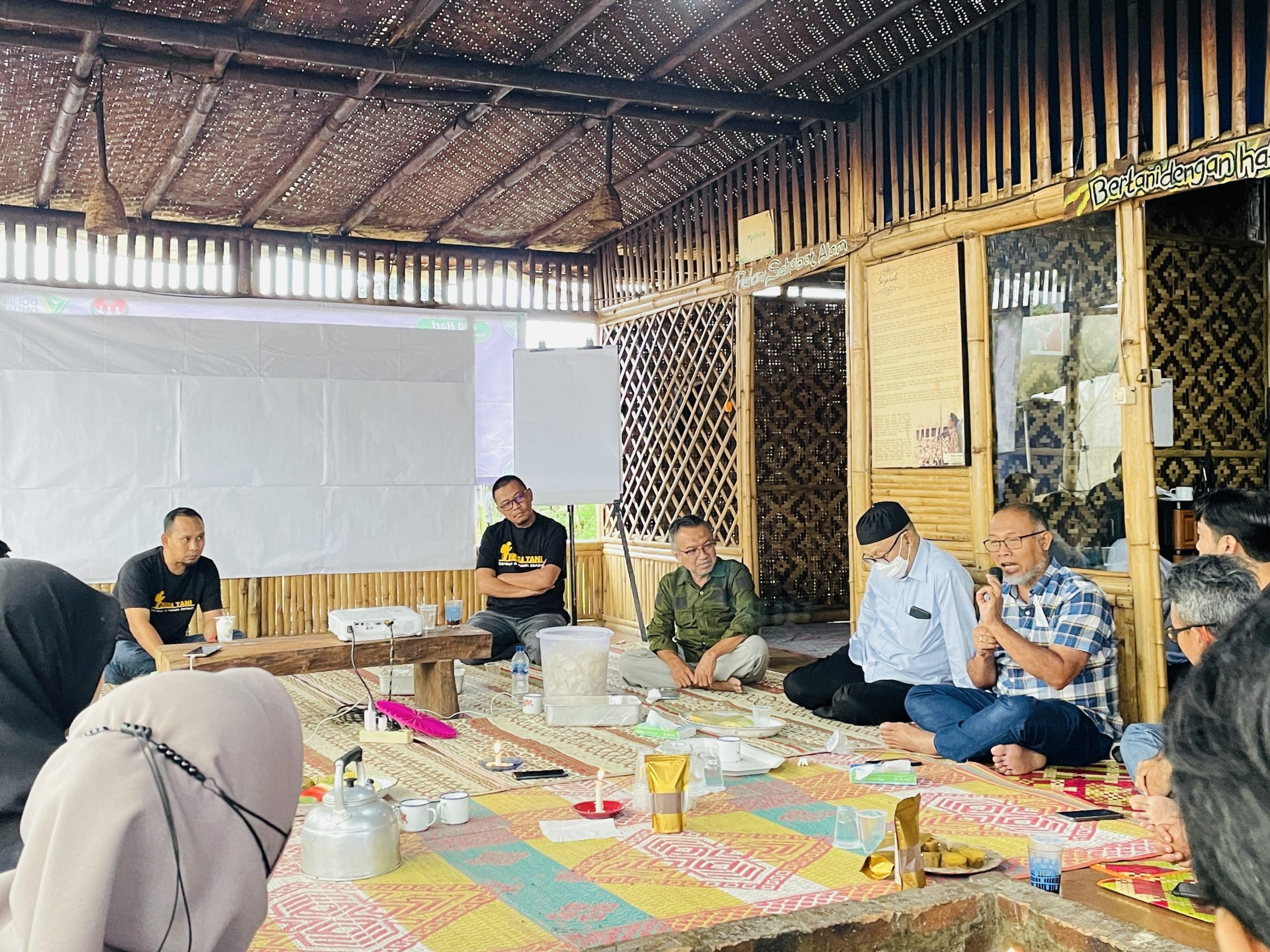 Read more about the article Membangun Peradaban, Mantan Wakil Ketua KPK BW “Sidak” Desa Tani Dompet Dhuafa Jabar