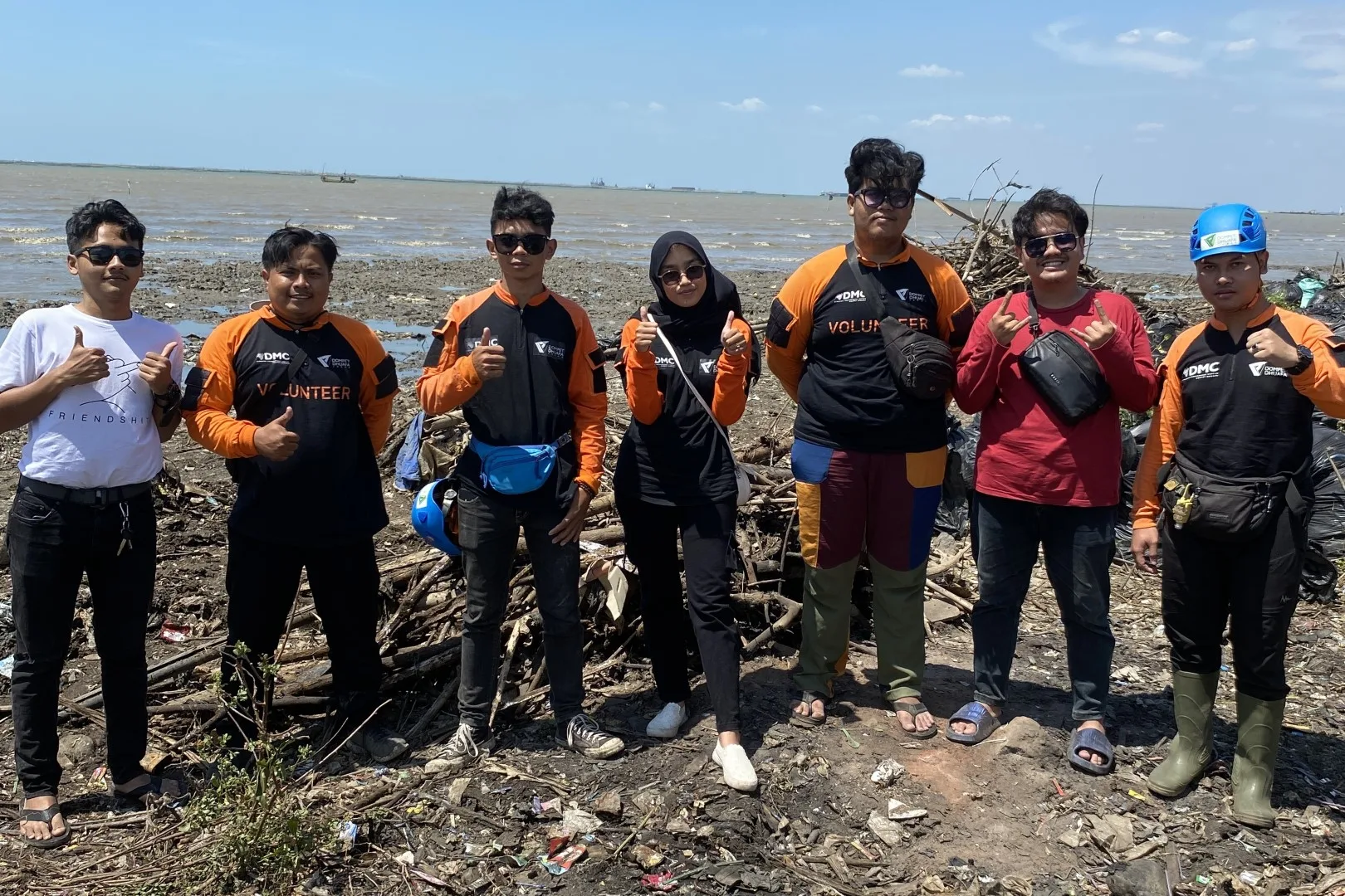 Read more about the article Bersama Pandawara, Dompet Dhuafa Volunteer Cirebon Bersihkan Pantai Terkotor Ketiga di Indonesia