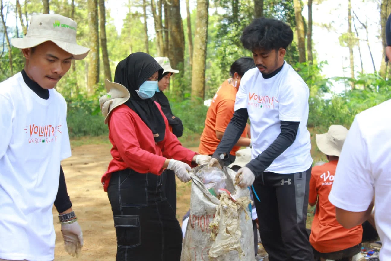 Read more about the article Sampah di Gunung Milik Siapa? Dompet Dhuafa Jabar Gelar Voluntrip Waste Summit di Ciremai