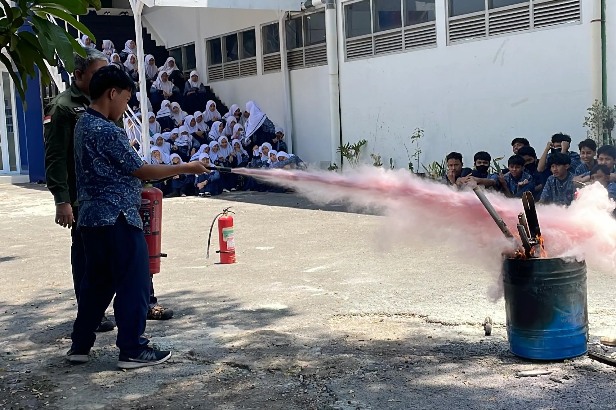 Kolaborasi Bersama, Dompet Dhuafa Jabar dan SMP QLP Rabbani Gelar Simulasi Mitigasi Bencana Bahaya Gempa dan Kebakaran