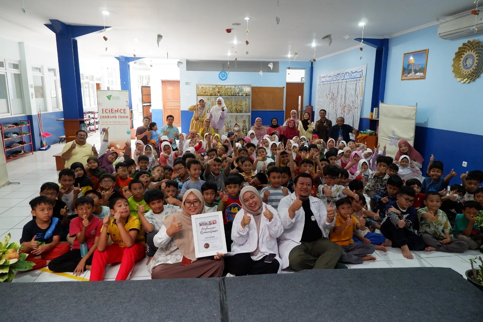 Serunya Belajar Sains! Dompet Dhuafa Jabar Gelar Science Sharing Show di SD Alfa Centauri, Menghadirkan Pertunjukan Sains yang Seru, Interaktif, dan Menyenangkan untuk Siswa.