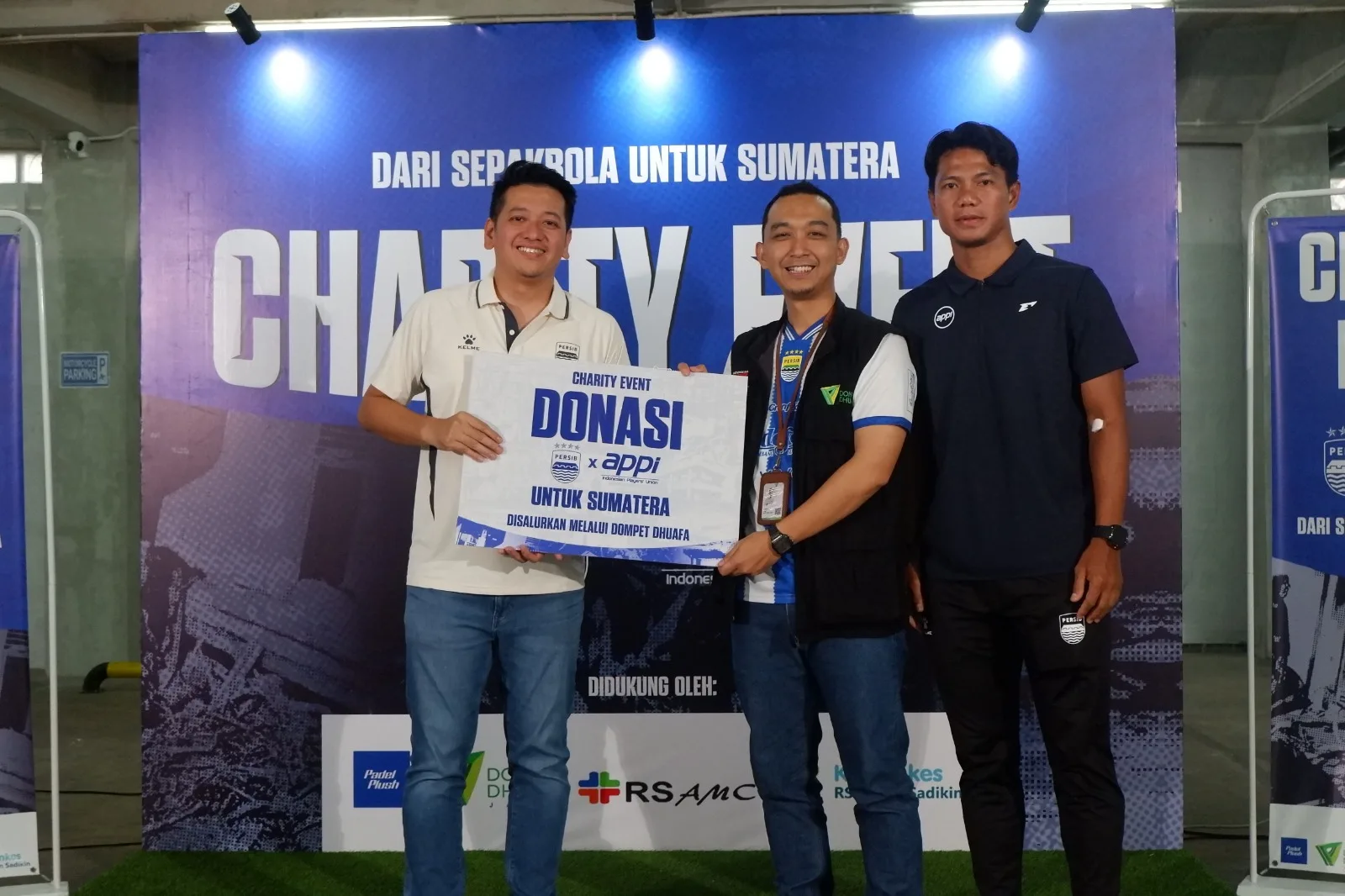 PERSIB BANDUNG x APPI SALURKAN DONASI “DARI SEPAKBOLA UNTUK SUMATERA” MELALUI DOMPET DHUAFA JAWA BARAT