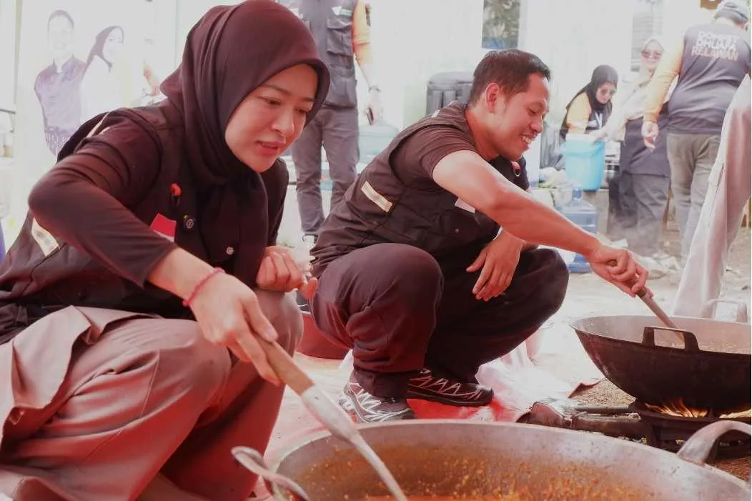 Kolaborasi Dompet Dhuafa Bersama Chef Amanda dan Chef Ocit dalam Berbagi Keceriaan untuk Penyintas Bencana di Desa Pasirlangu