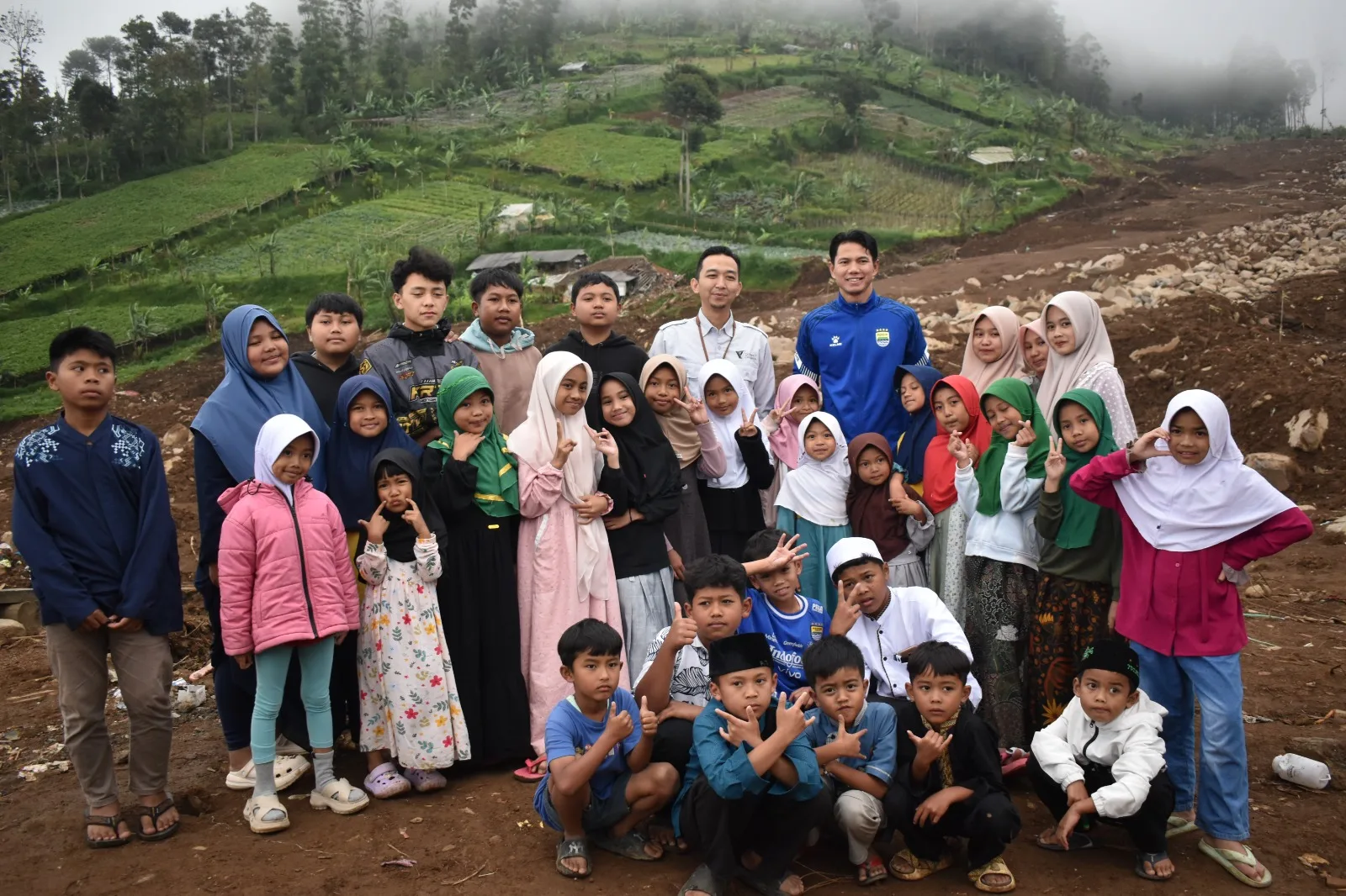 Berkah Ramadan, Dompet Dhuafa Jabar dan PERSIB Bandung Salurkan Donasi Kepedulian Pascabencana Longsor di Cisarua, Bandung Barat