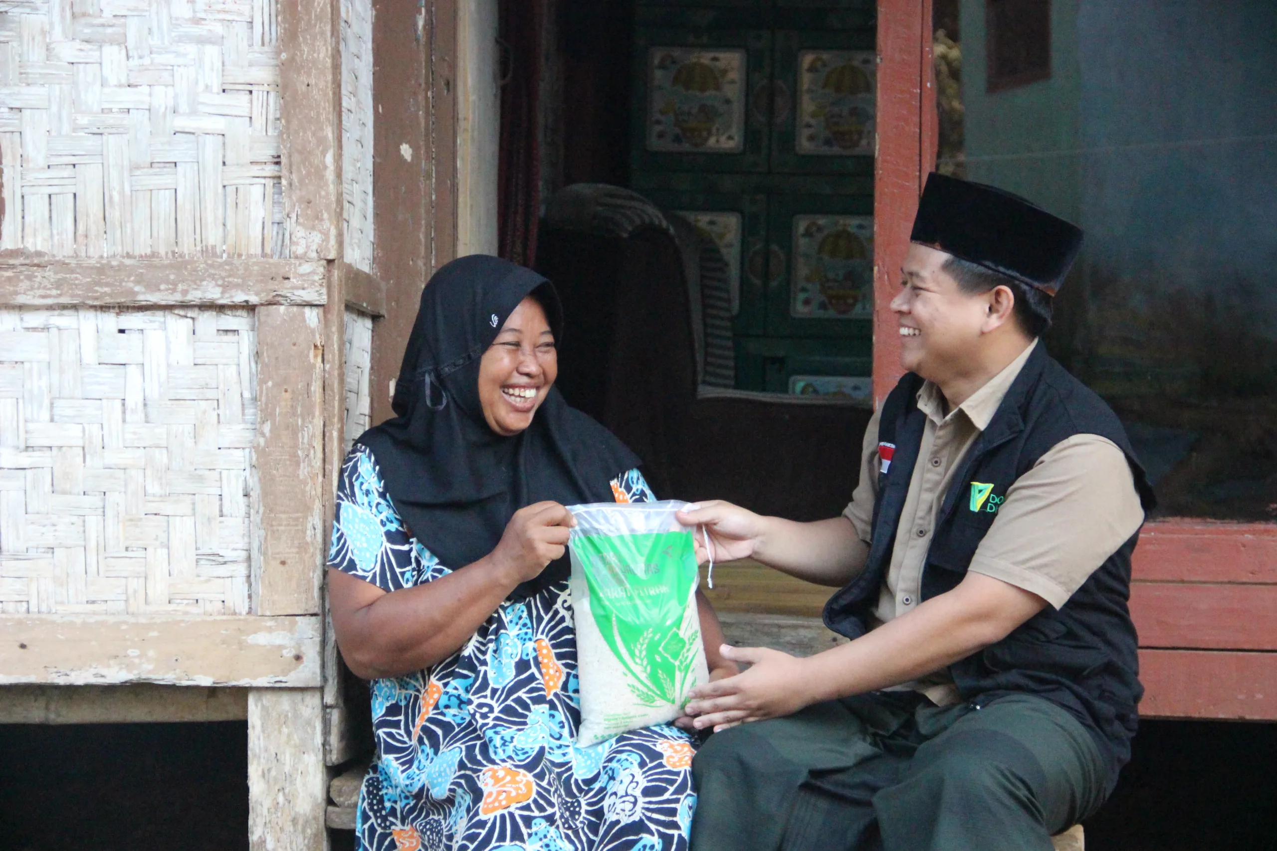 Dompet Dhuafa Jabar Salurkan 1.200 Paket Tebar Zakat Fitrah di Pelosok Jawa Barat pada 10 Hari Terakhir Ramadan