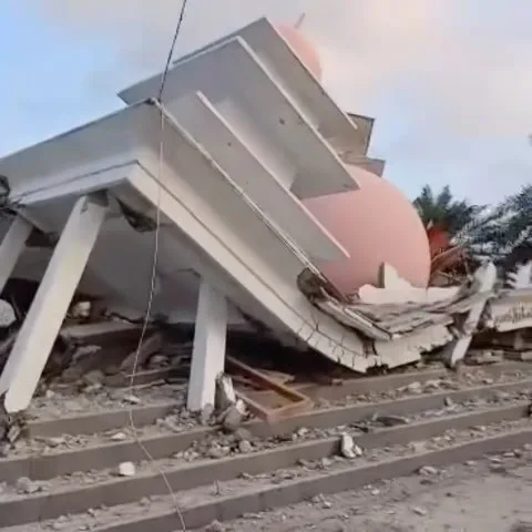Gempa Bermagnitudo 7,7 Guncang NTT, Masjid Binaan Dompet Dhuafa Ambruk