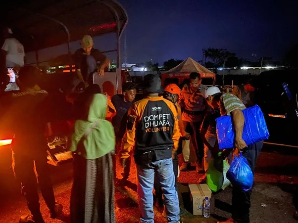 Tim Respons Dompet Dhuafa Tiba di Maumere, Bantu Dampingi Pemindahan Pengungsi dan Hadirkan Pos Hangat di Pengungsian